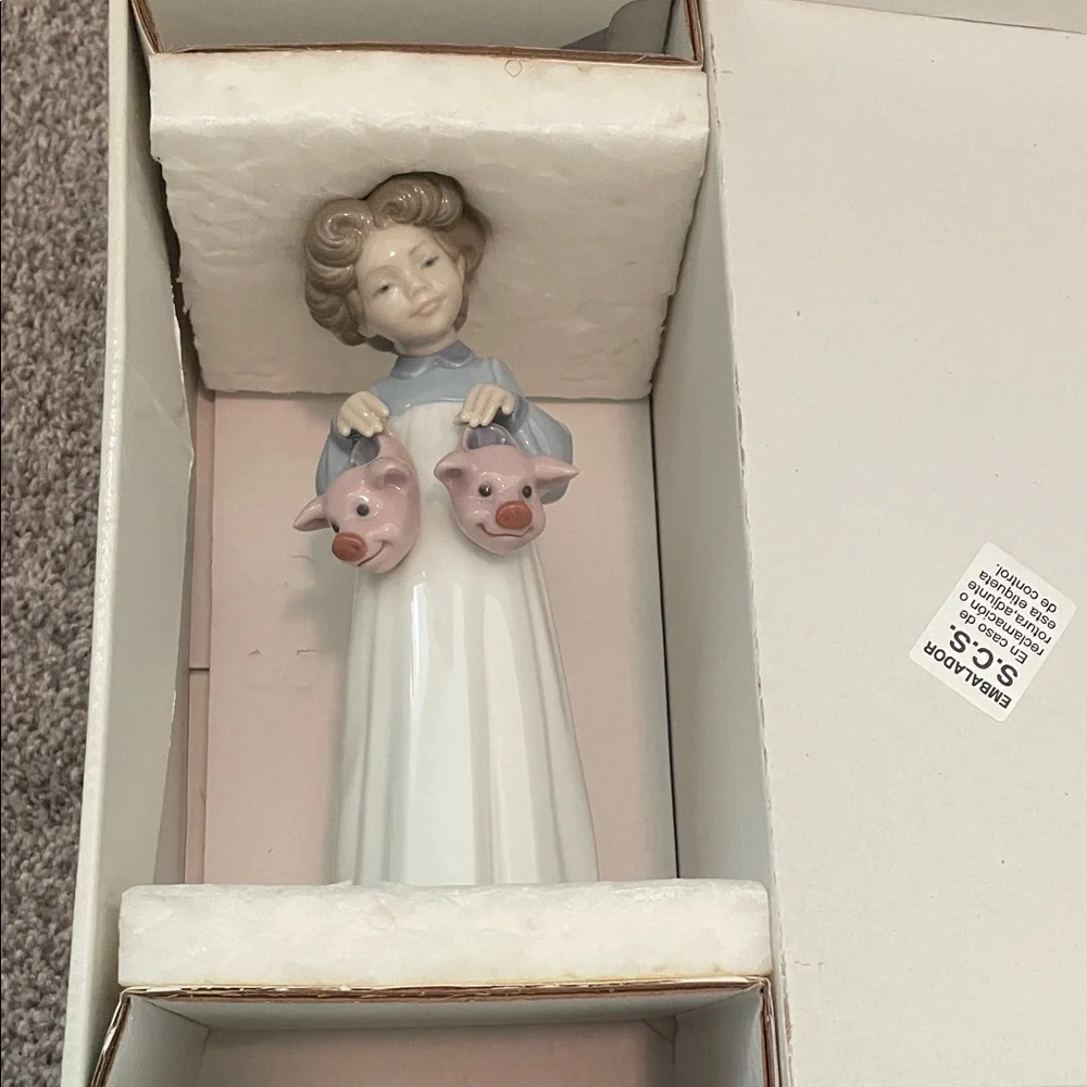 Lladro My Favorite Slippers Figurine of Girl Pastel Hues 6420 retired - Picture 4 of 6